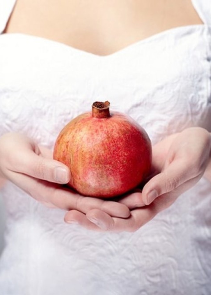 فوائد الرمان الصحية للعروس قبل الزواج