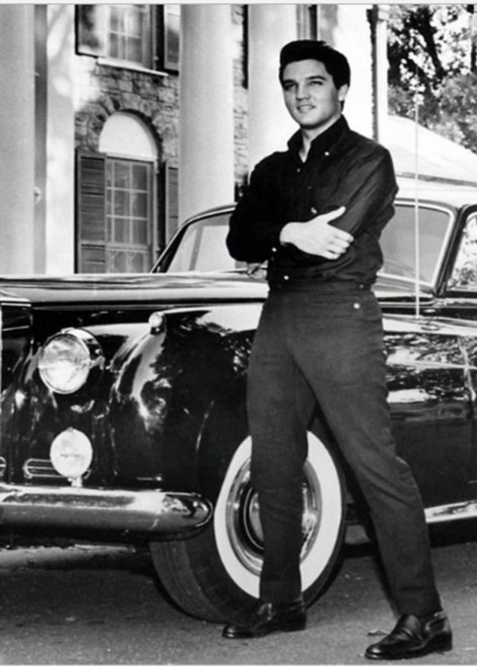 امتلك ملك الروك أند رول الأمريكي الراحل ألفيس بريسلي أكثر من 200 سيارة في حياته