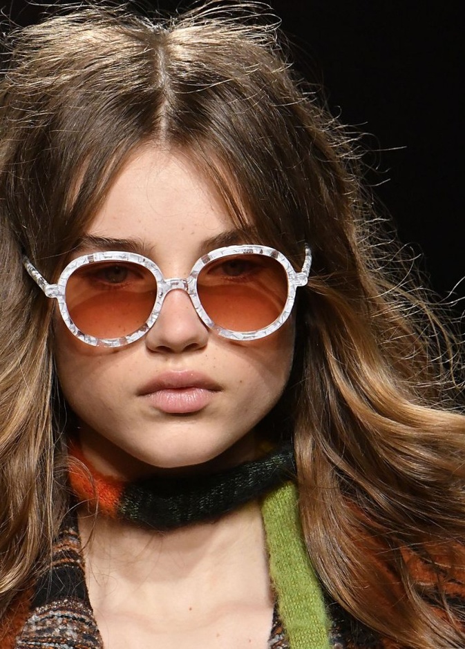 الوان الاكسسوارات مع النظارات الزهرية للبشرة البيضاء من Moschino