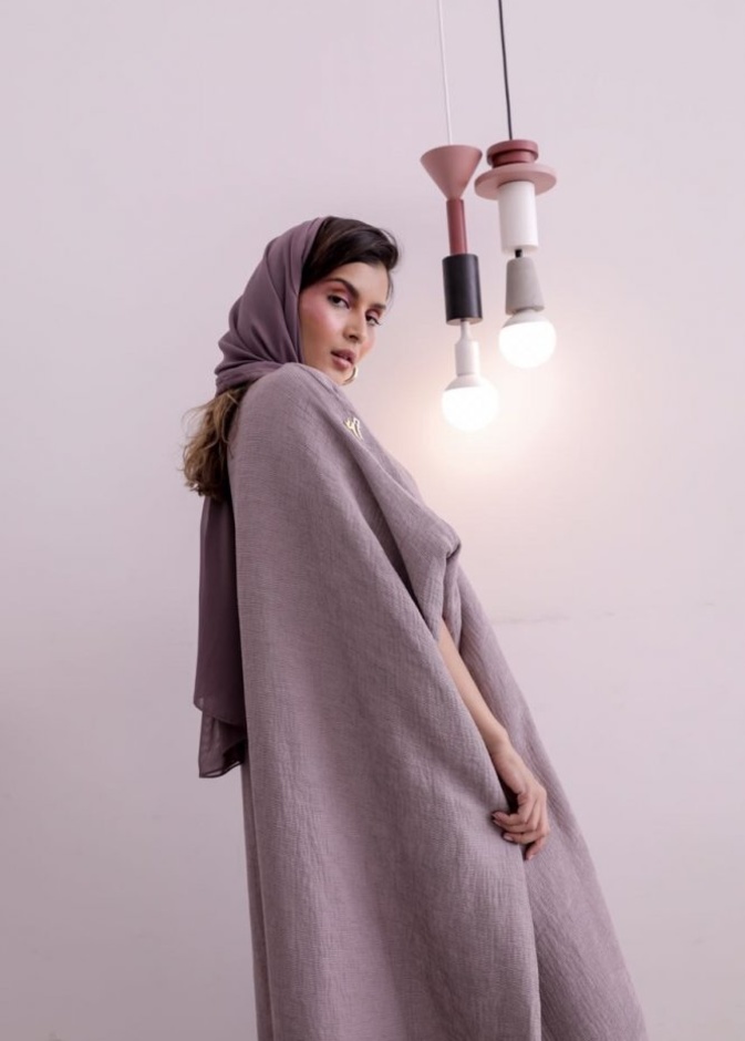 عباية عصرية بعقدة أمامية