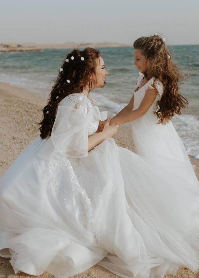 فستان زفاف عروس مينا عطا تميز باكتافه المنسدلة