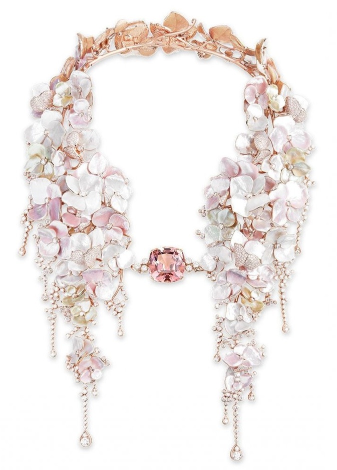 عقد من ديور Dior