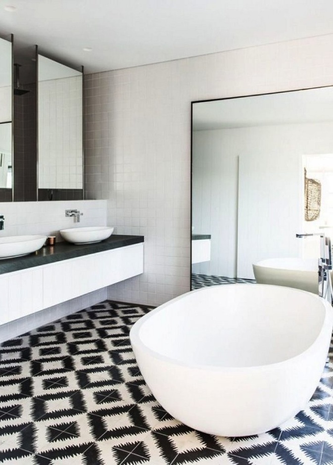 ضوء النهار يبرز جمال الأبيض والأسود في الديكور