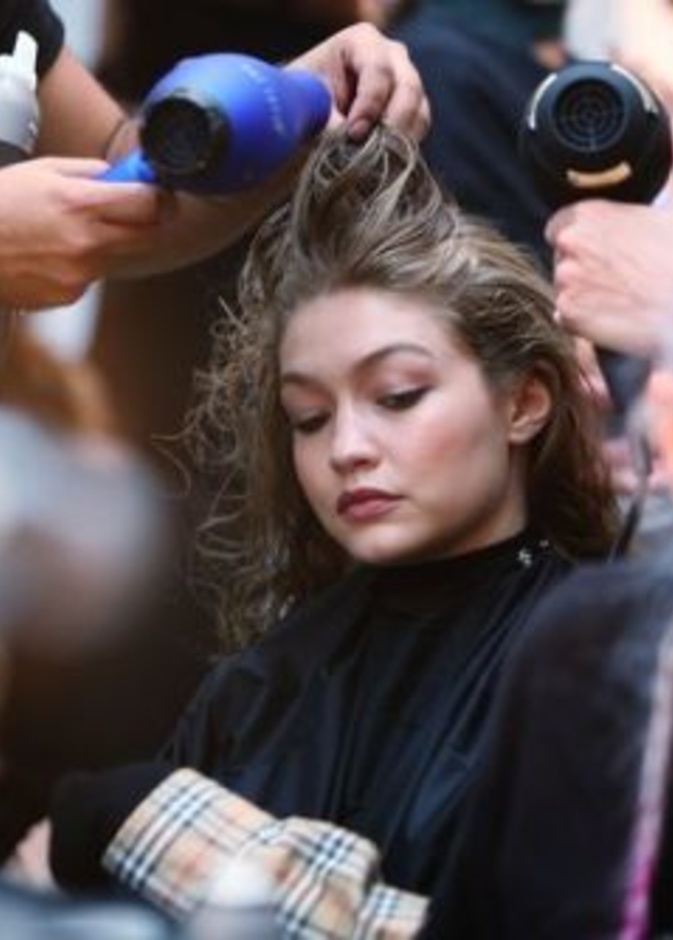 صيحات الأظافر العصرية في كواليس الجمال خلال عروض أزياء نيويورك