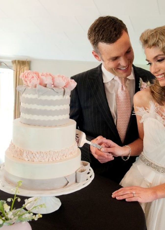 اناقة اللون الذهبي مع الكعكة