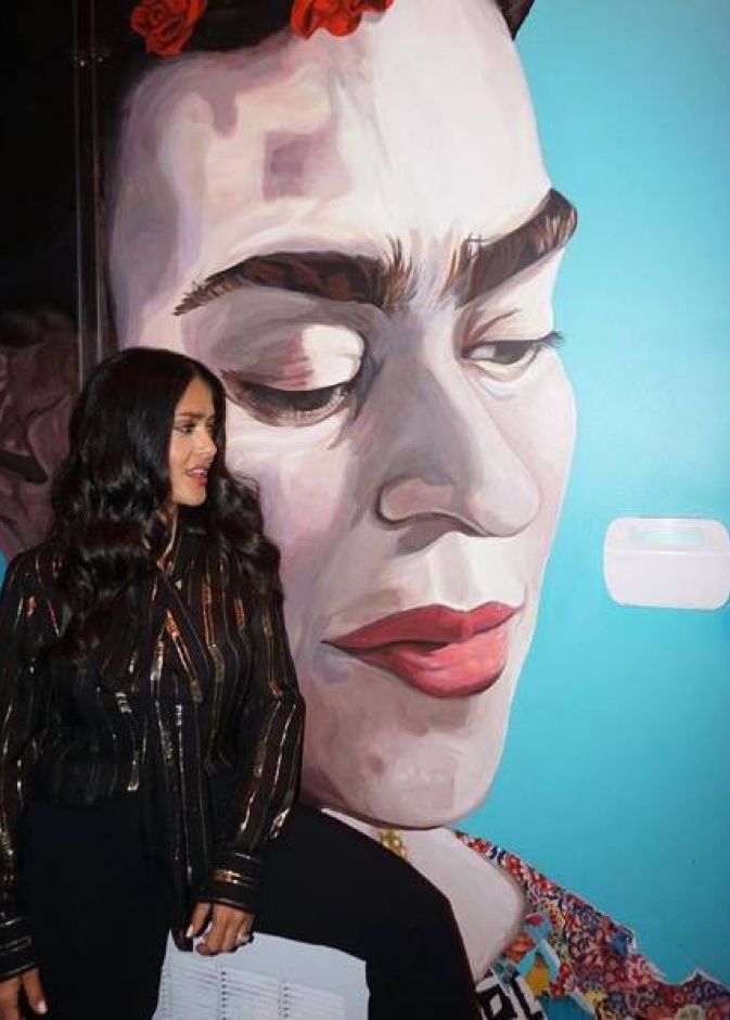 سلمى حايك سعيدة بوجود صورة للأيقونة المكسيكية فريدا في مهرجان تورنتو السينمائي