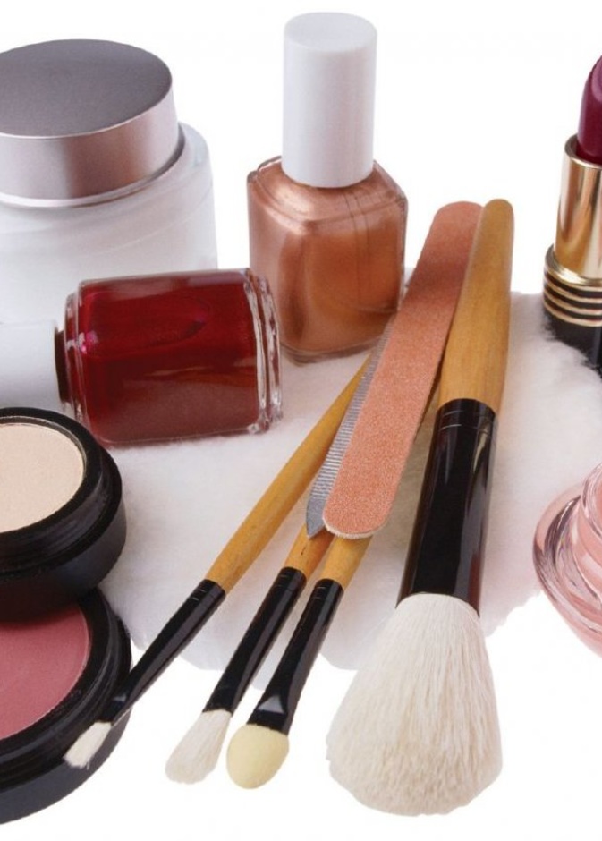  احملي معك دوما مرطب للشفاه واحمر الشفاه