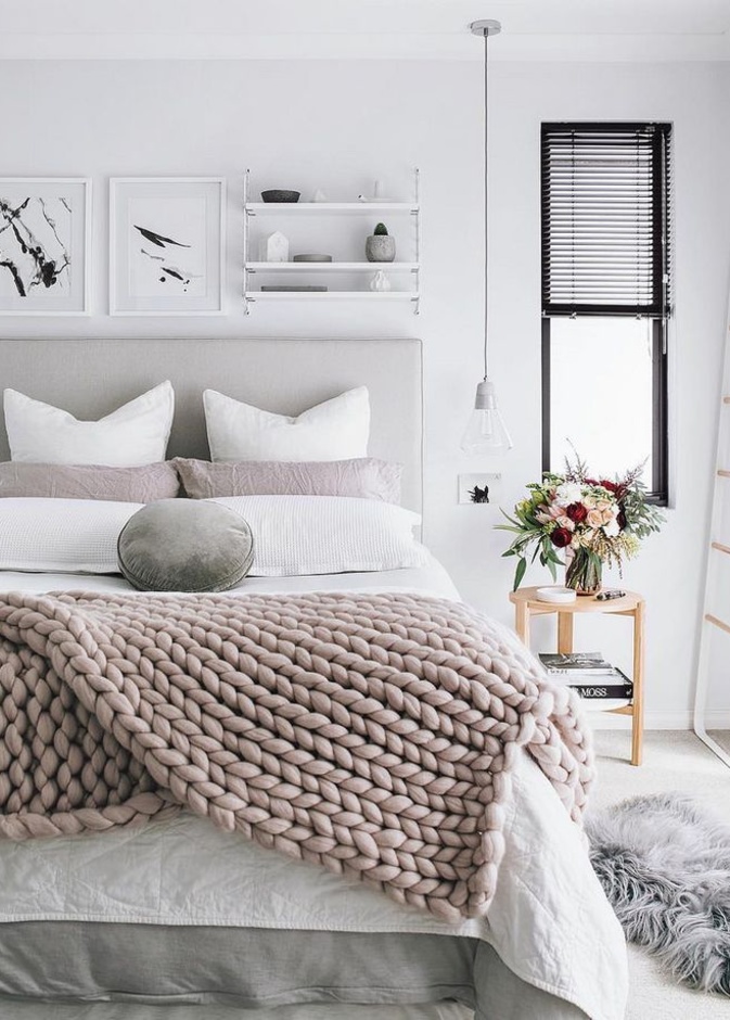 غرفة نوم بديكورات بسيطة ومظهر مميز