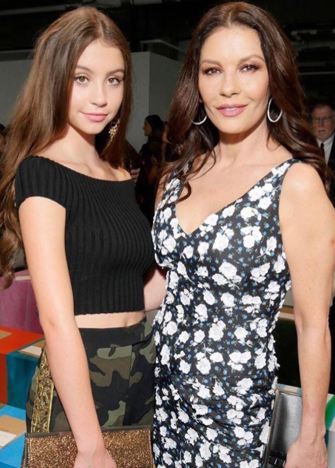 كاثرين زيتا جونز مع ابنتها كاريس ذات ال ١٦ عاما في عرض مايكل كورس أمس