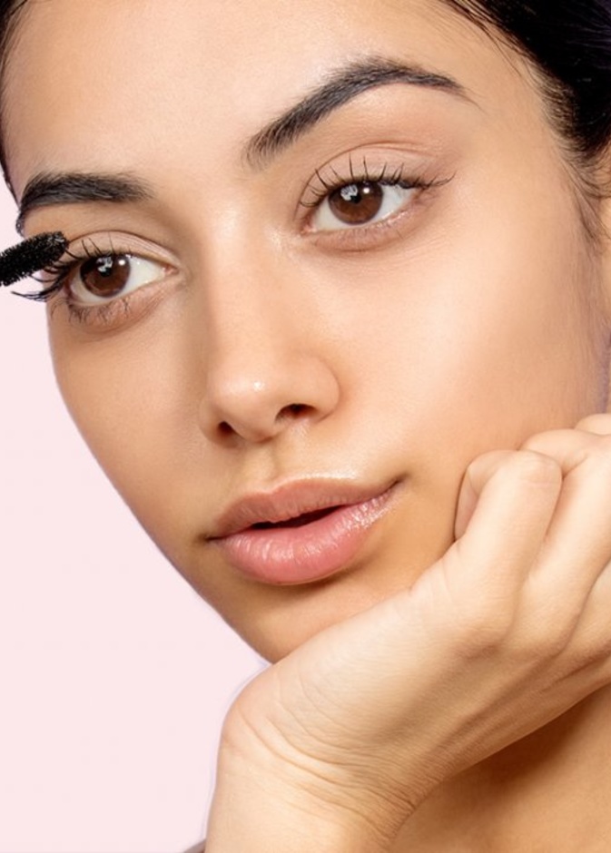 ضعي المسكارا على الرموش الأخيرة لكي تبدو عينيكي لوزيتين