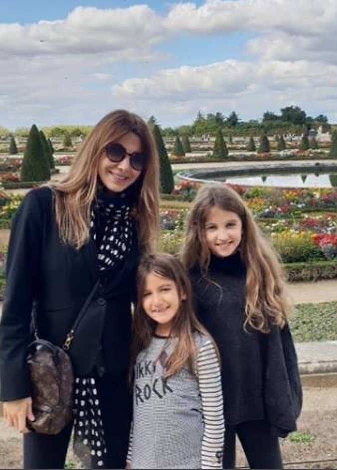 نانسي عجرم مستمتعة برفقة ابنتيها في باريس وقد ظهرت عليها علامات الحمل