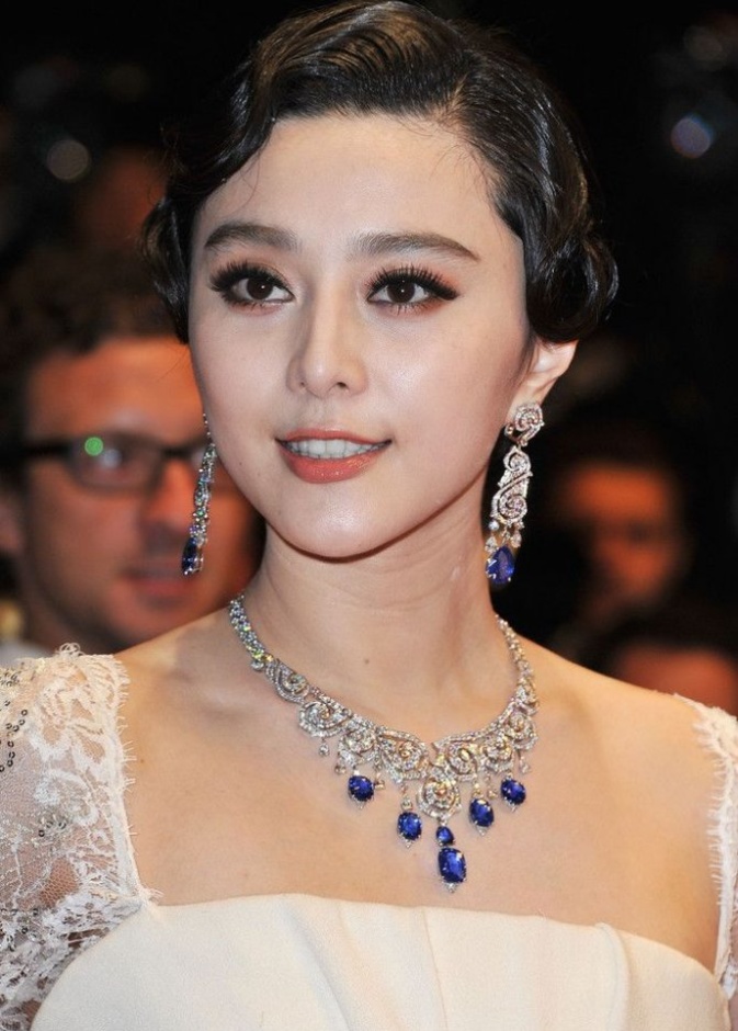 فان بينغ بينغ ترتدي أقراط شوبارد Chopard