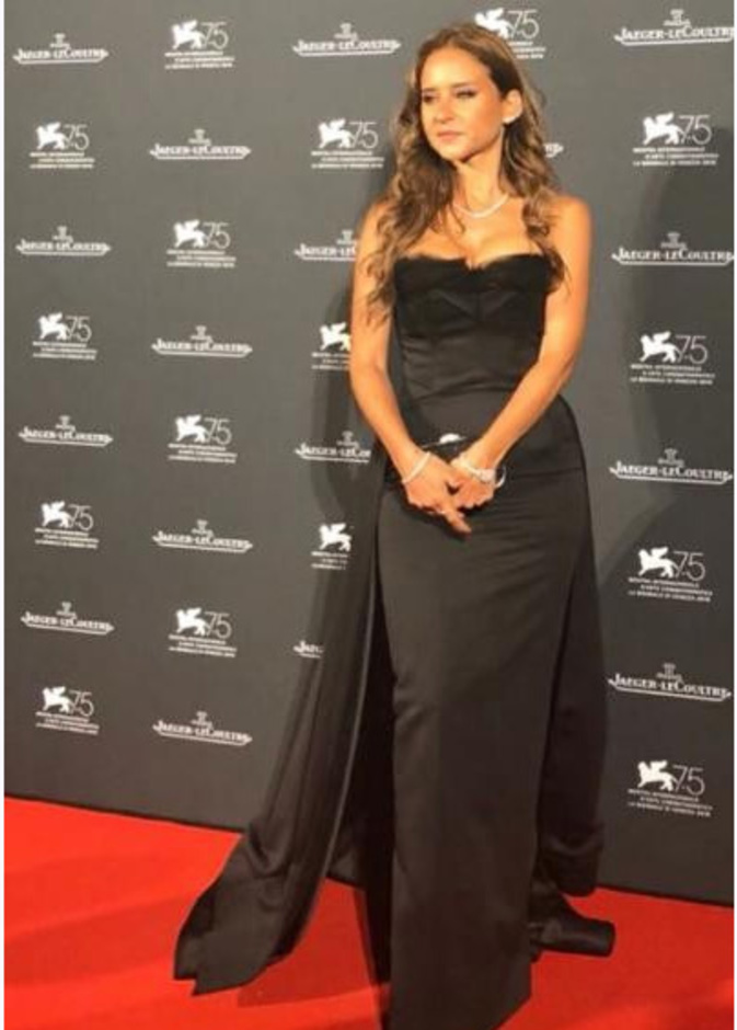  فستان باللونين الأسود والذهبي اختارته نيللي كريم في مهرجان البندقية هذا العام