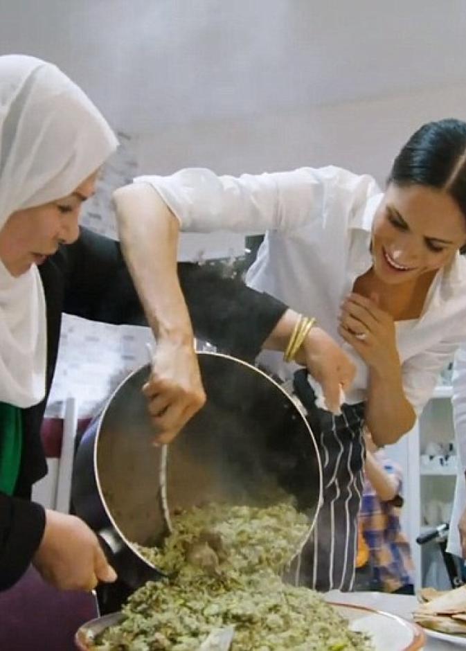 ميغان ماركل تطبخ مع المتطوعات في مركز المنار