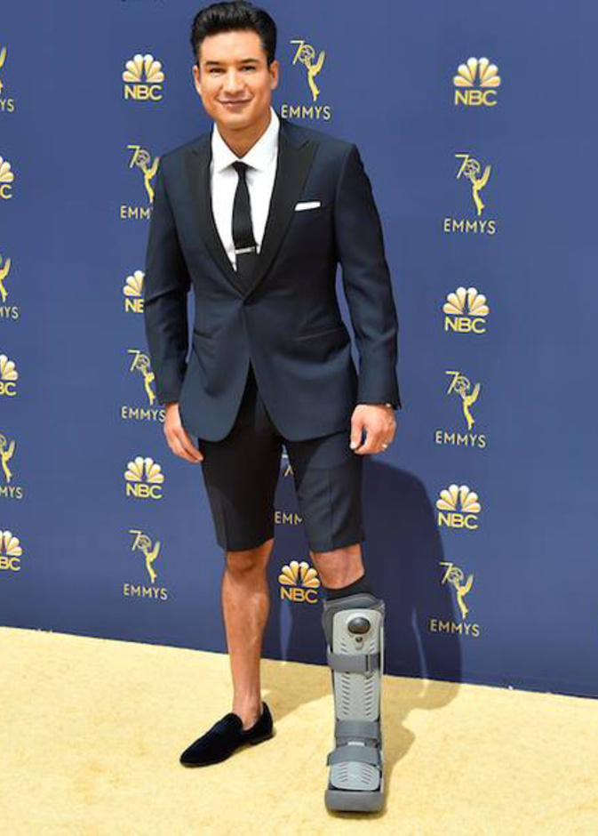 الممثل ماريو لوبيز أنيق بإطلالته في حفل جوائز إيمي رغم الشورت والحذاء الطبي!