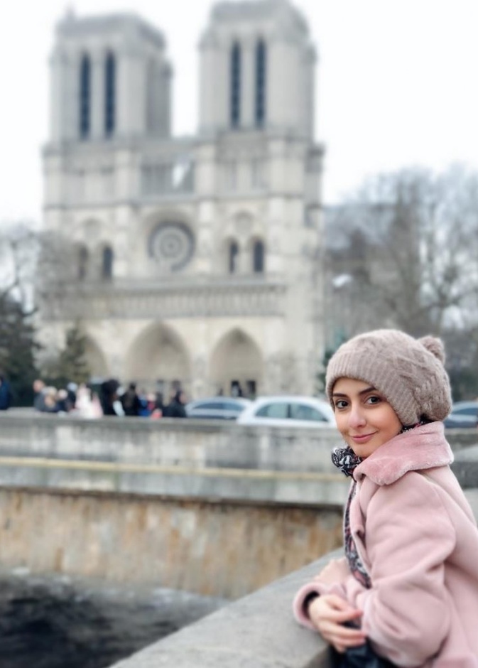  فاطمة مع لوحاتها المميزة