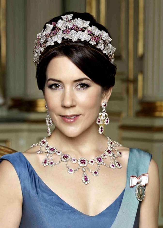 مجوهرات الروبي الأحمر تتألق على الأميرة ماري أميرة الدنمارك