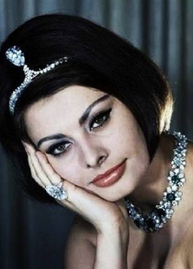 صوفيا لورين في اطلالة ساحرة بمجوهرات بولغاري Bulgari