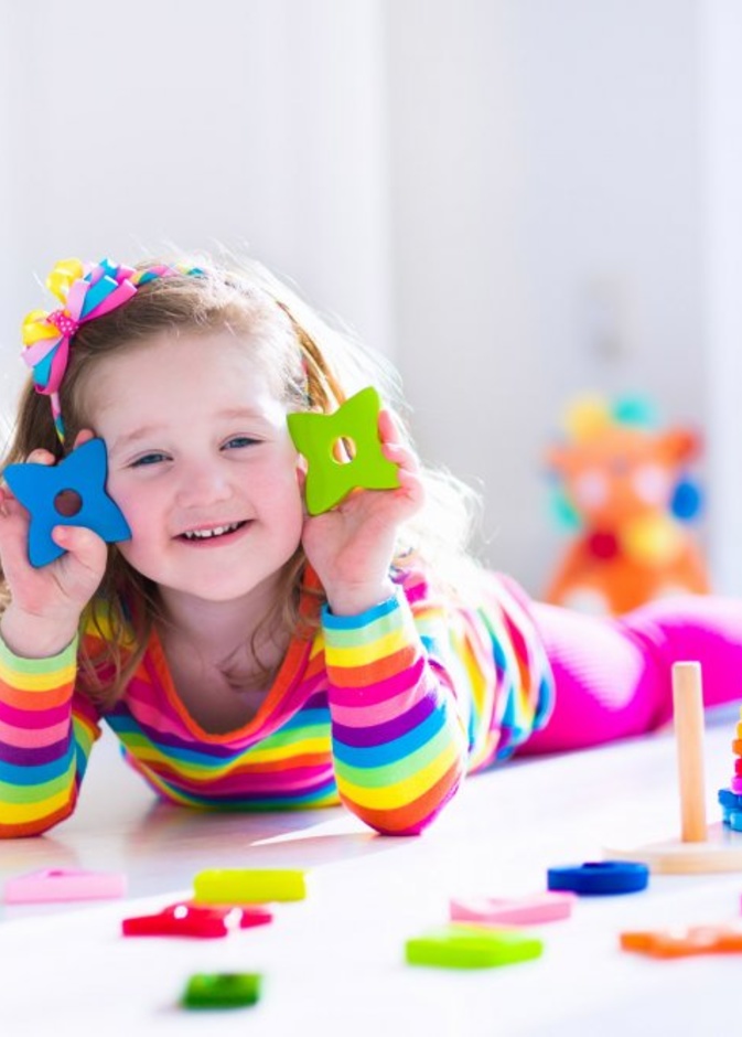 طرق فعالة لتنظيف العاب الاطفال حسب خامتها