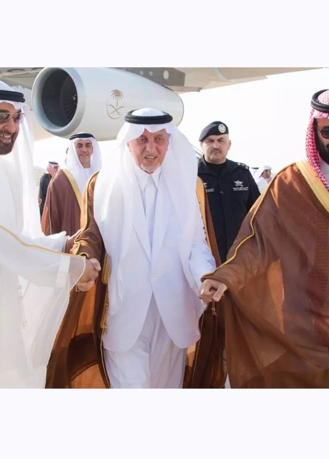 لقطة مميزة تجمع ولي العهد السعودي والشيخ محمد بن زايد مع الأمير خالد الفيصل في ختام مهرجان الهجن