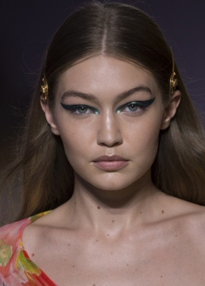 مكياج قوي وبشرة طبيعية في عرض فرساتشي ‏Versace