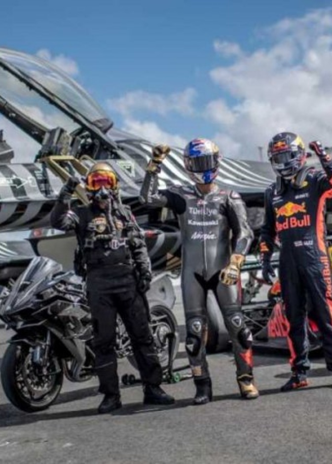 سيارات خارقة ودراجات نارية في السابق