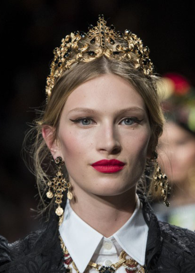 أكسسوارات شعر الورود الفاخرة في عرض دولتشي اند غابانا Dolce & Gabbana