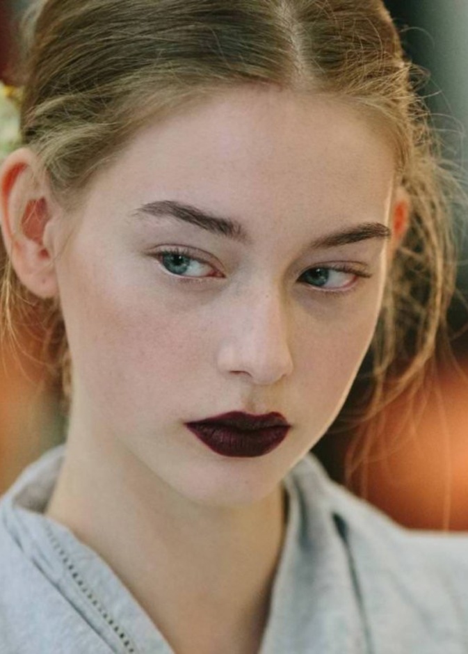 احمر شفاه بلون التوت الداكن احدث موضة لعروس خريف 2018