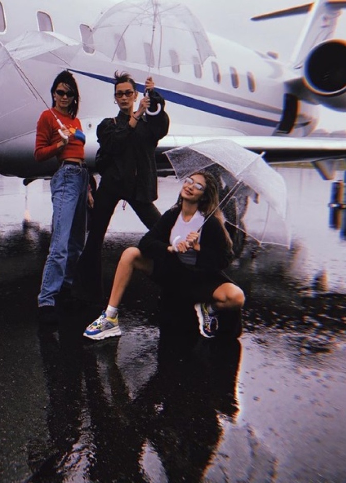 جيجي وبيلا حديد مع كيندال جينر في وداع ميلانو بختام أسبوع الموضة 