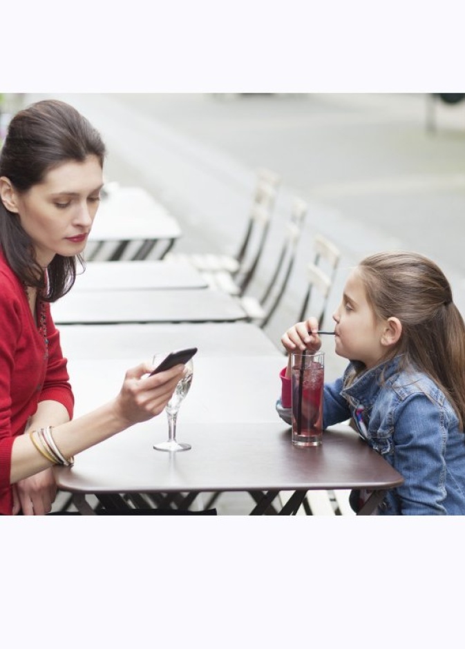 لماذا يكثر طلبات الاطفال عند انشغال الام بالمكالمة في الهاتف