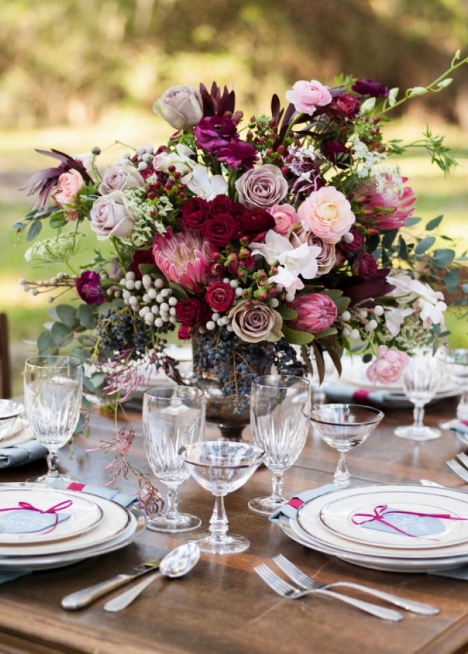 تزيين بوفيه المشروبات بلافتة ضوئية أنيقة وشموع جميلة