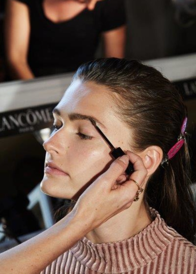 اطلالة مميّزة من توقيع Lancome خلال عرض أزياء بروينزا سكولر