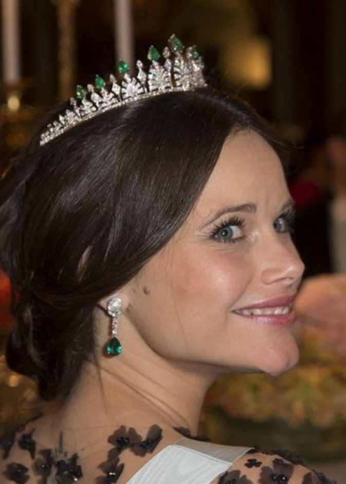 الأميرة فكتوريا بقلادة رائعة بالزمرد مع تاج ماسي مدهش بتفاصيله