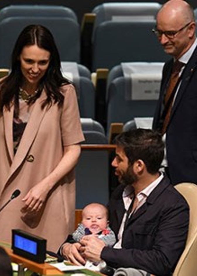 صور رئيسة وزراء نيوزيلندا وهي برفقة رضيعتها