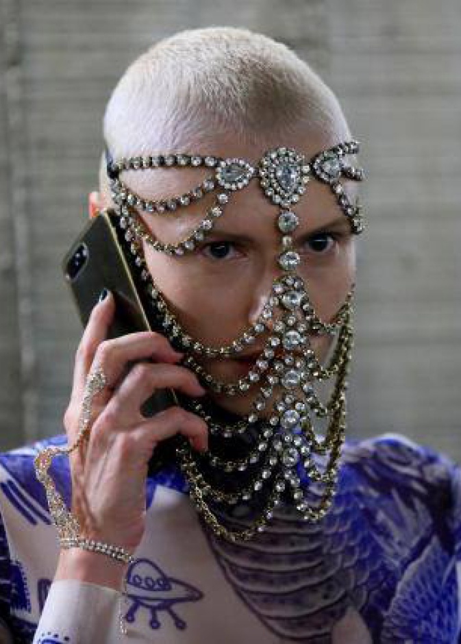 اطلالة لا تخلو من الغرابة في كواليس عرض أزياء Koche في باريس