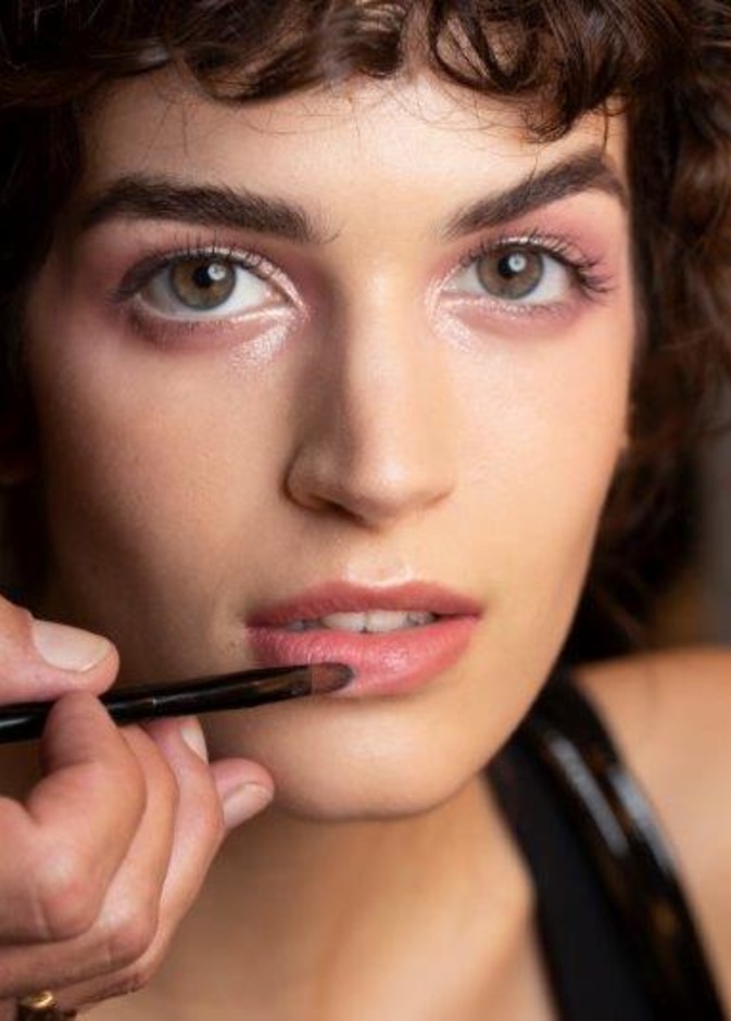 اطلالة جمالية بلمسات ليندا كانتيلو خبيرة المكياج العالميّة في دار GIORGIO ARMANI 