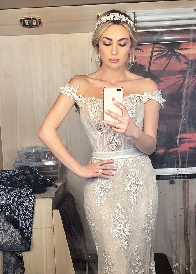 امل بوشوشة بفستانها منسدل الاكتاف