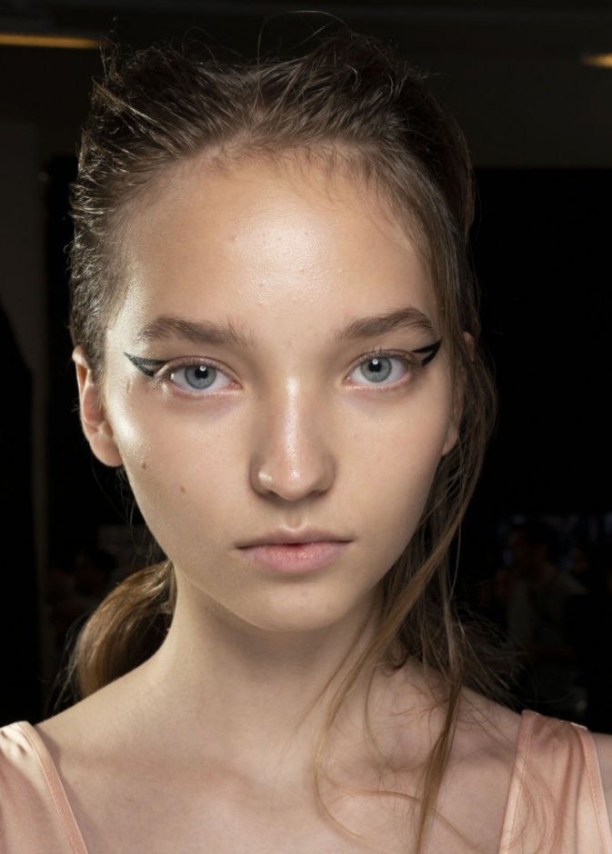  أجمل رسمات الآيلاينر الملفتة مباشرة من عروض باريس 2019