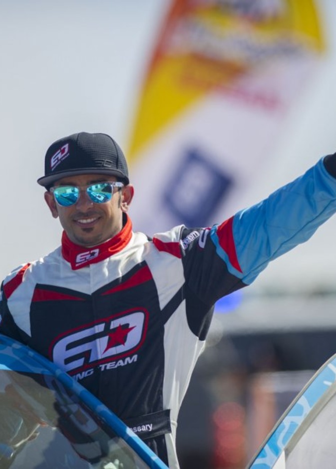  ياسر مع فريقه