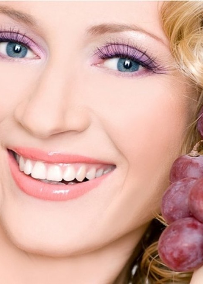 تناول كميات قليلة من العنب الاحمر خلال رجيم العروس المخصص لها يعطي الإحساس بالشبع لفترات طويلة