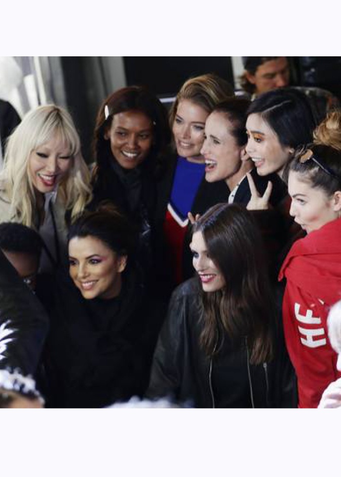 إيفا لونغوريا مع مجموعة من النجمات وعارضات الأزياء خلال عرض Le Defile L'Oreal في باريس