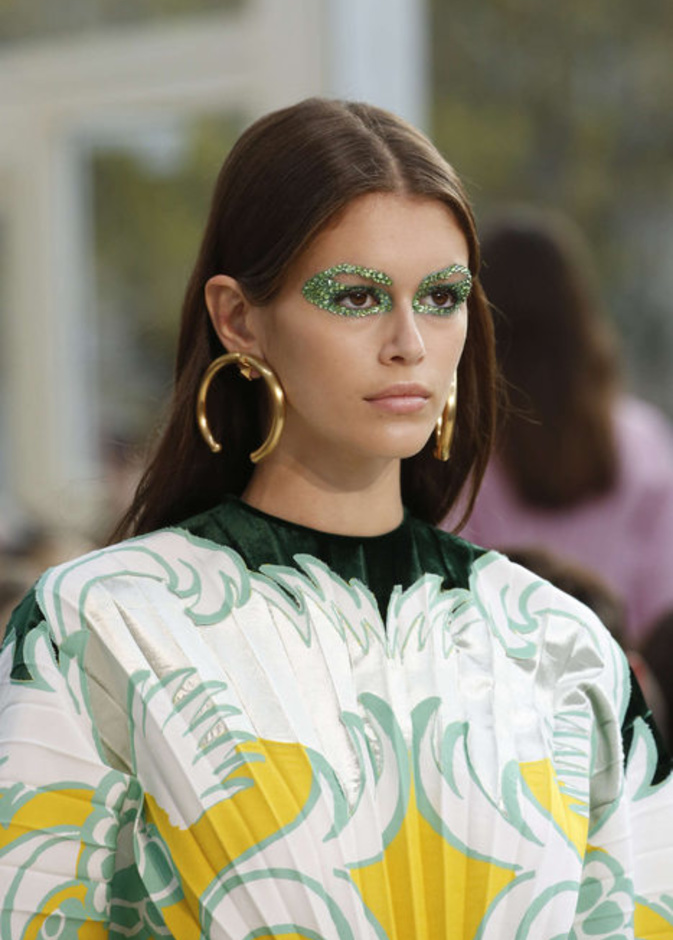 مكياج عيون براقة وخضراء من فالنتينو Valentino