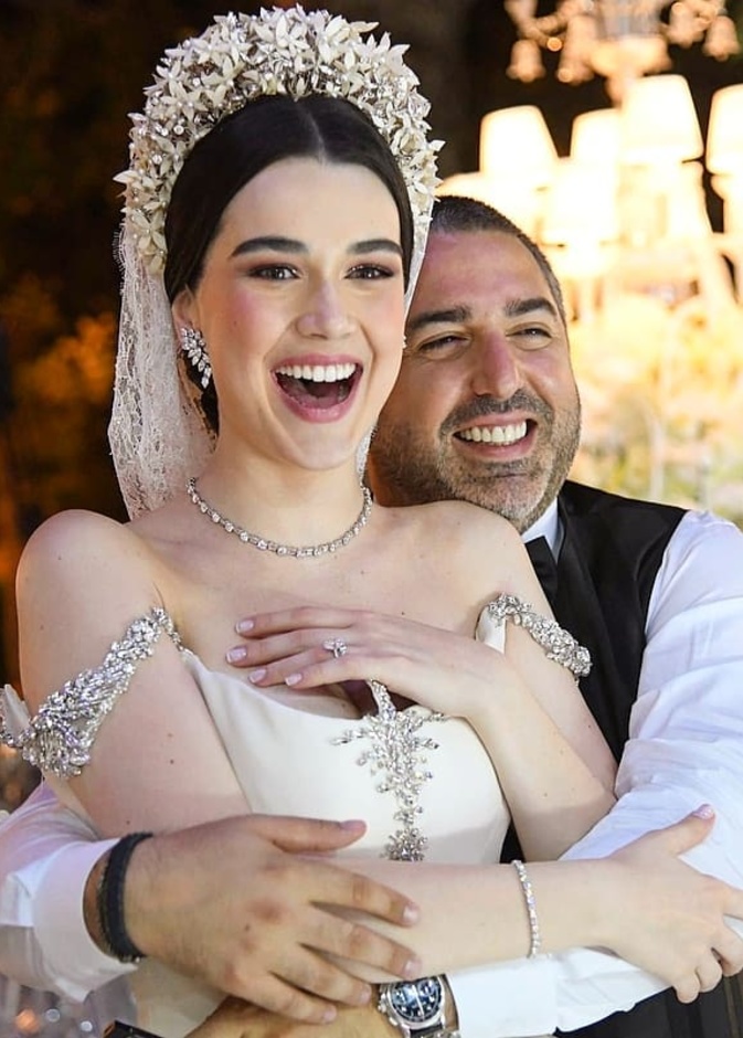 مايا رعيدي بالتاج الملكي المرصع بـ1800 حبة الماس