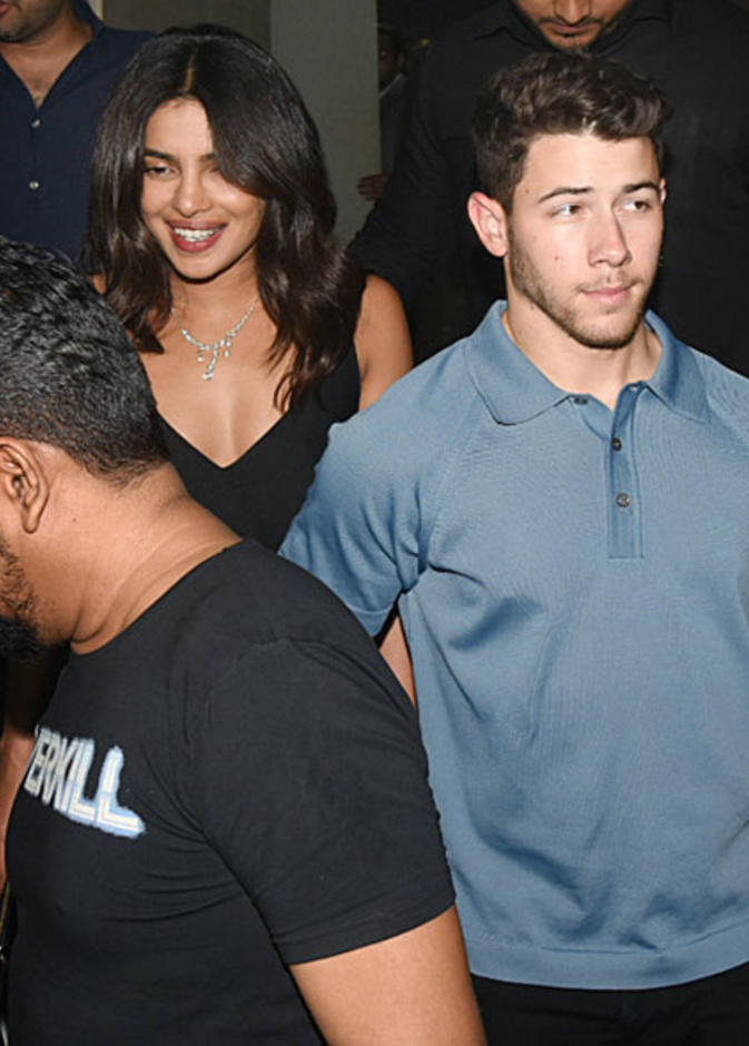 وسائل الإعلام التقطت صور لبريانكا تشوبرا ونيك عبر خروجهم من المطعم