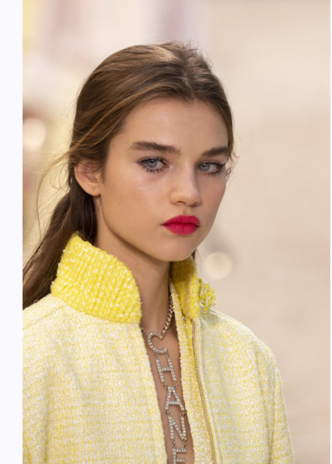 تسريحات شعر طبيعية مع الخصل المتطايرة في عرض شانيل لصيف 2019