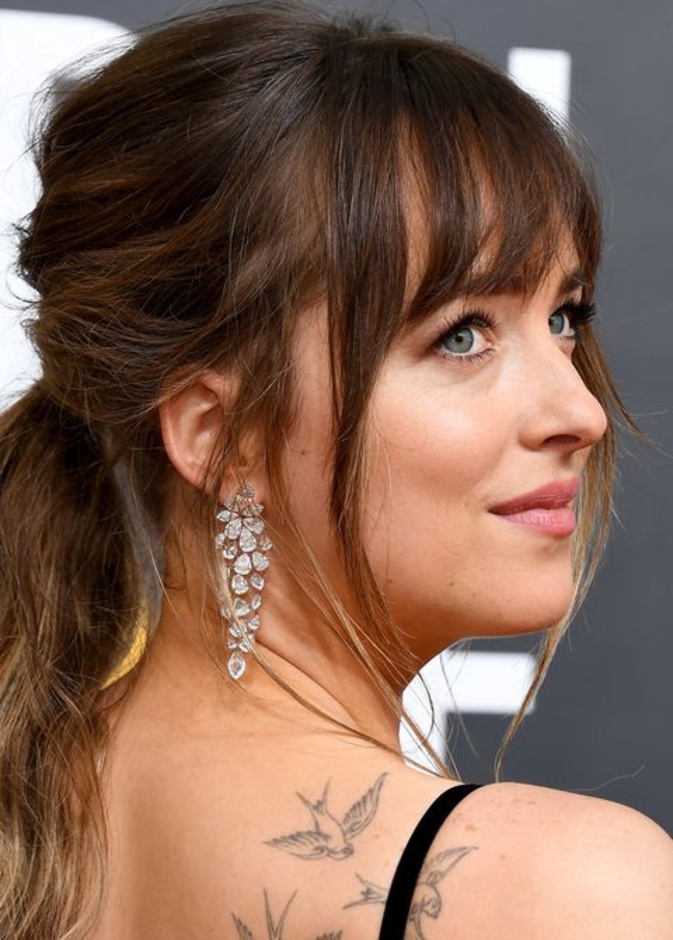 داكوتا جونسون ترتدي قلادة الماس من بولغاري Bulgari