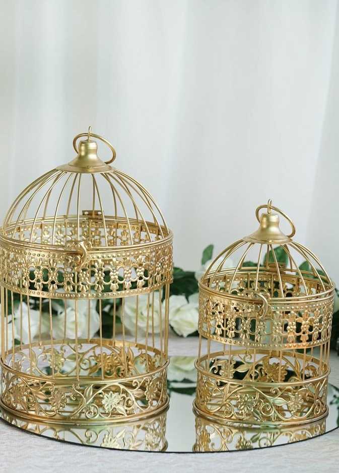 زينة مبتكرة بتعليق اقفاص الطيور من السقف