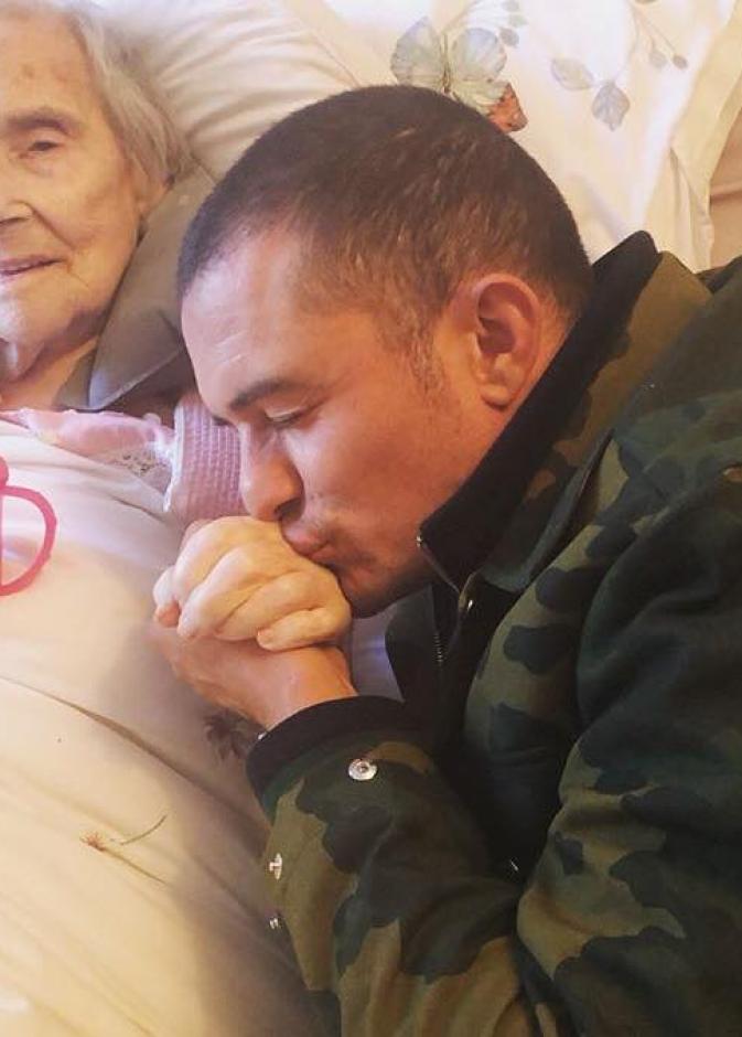 صورة تحمل معاني الحب للنجم أورلاندو بلوم مع جدته على فراش المرض
