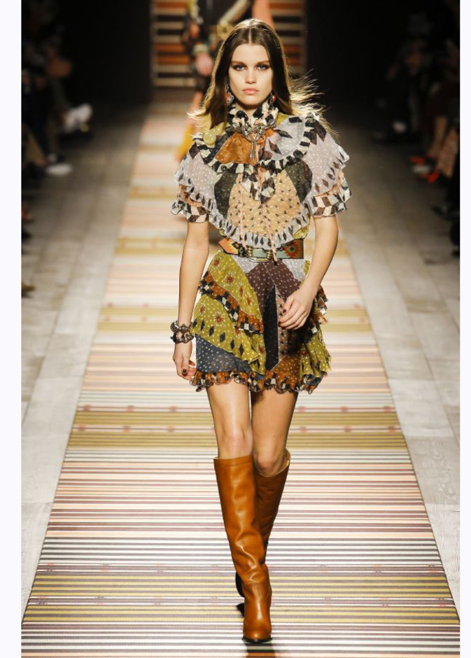 Givenchy جزمة كاحل باللون البيج من 