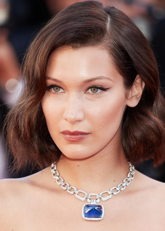 بيلا حديد ترتدي أقراط دي غريسوغونو De Grisogono